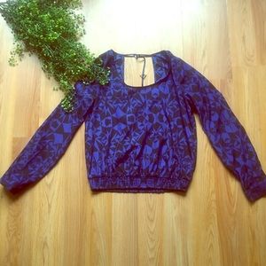 NWT open back shirt 💙